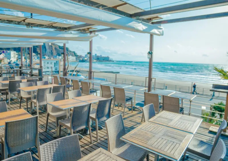 鎌倉海景燒肉店推薦！海邊木匠食堂 生啤喝到飽不加價，夏天來海邊大口吃肉、大口喝酒。