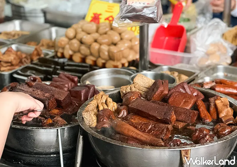 大溪老街必吃！桃園美食50年老店 老阿伯現滷豆干，每到假日都大排長龍、爆汁豆乾必吃。