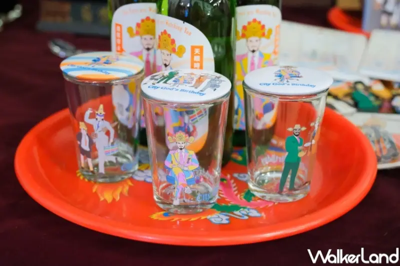 ▲2025台北霞海城隍文化節誕隍祭，串聯在地37間店家，推出超過10款誕隍祭聯名商品 / WalkerLand窩客島 張人尹 拍攝