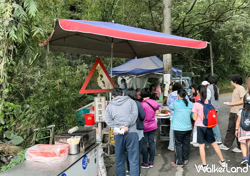 礁溪必吃香腸！礁溪香腸伯 潤餅包大腸包小腸，宜蘭必吃排隊美食。