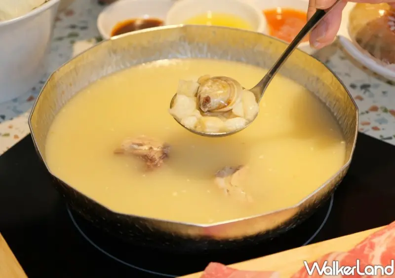 ▲泰悠個人火鍋推薦湯底「花膠干貝雞湯」，富含滿滿膠原蛋白 / WalkerLand窩客島 鄭雅之 拍攝