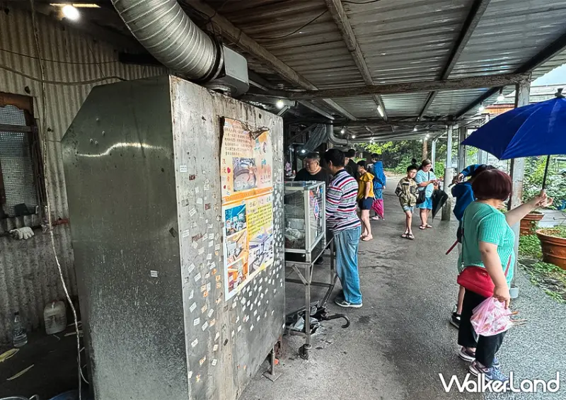 萬里美食推薦！北海岸必吃美食 知味鄉玉米 一支破百、網友喊貴，假日照樣天天要排隊。