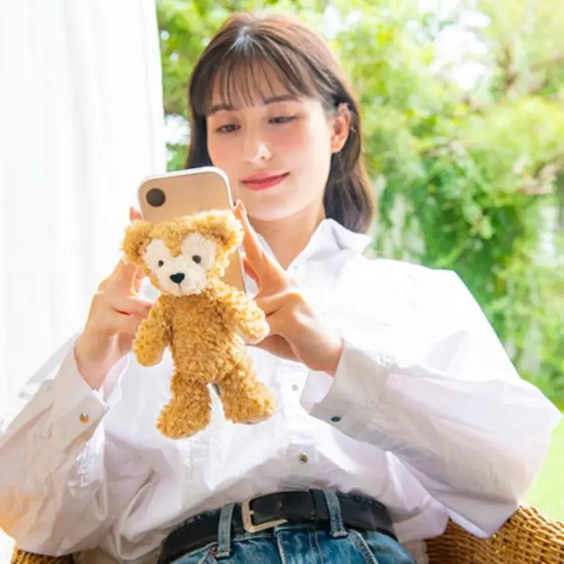 迪士尼控看過來！達菲6月新品曝光，玩偶式手機支架太療癒。