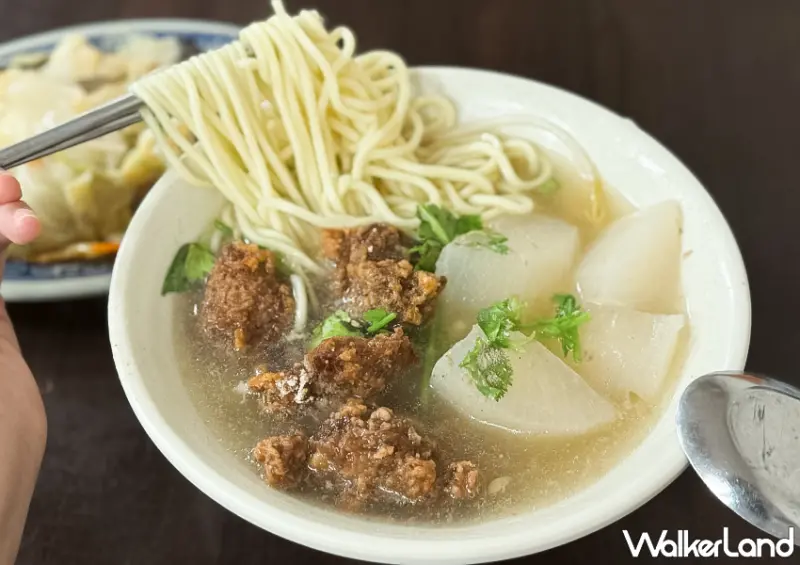 台北排骨酥麵推薦！台北車站美食 福珍排骨酥麵 40年老店必吃，排骨酥肉多汁大塊。