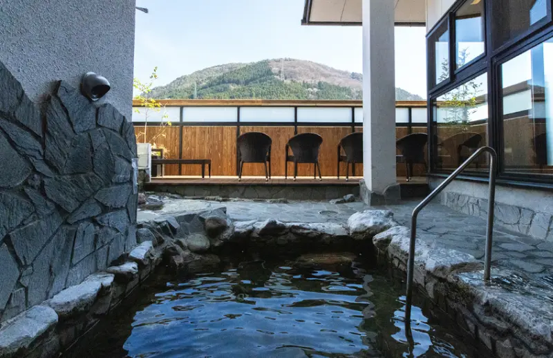 東京近郊溫泉秘境！日本罕見車站直達溫泉會館，邊泡湯邊看火車超療癒。