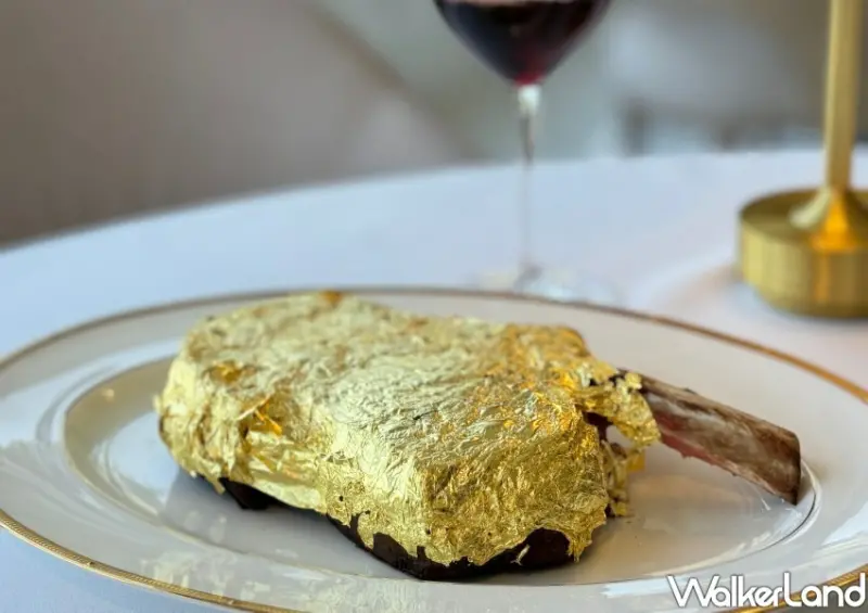 ▲「24k黃金牛排」則以20張金箔包覆澳洲Blackmore純血和牛帶骨肋眼牛排 / 樂斐LOPFAIT Grill 提供、WalkerLand窩客島整理​​​​​​​