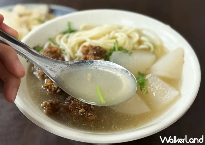 台北排骨酥麵推薦！台北車站美食 福珍排骨酥麵 40年老店必吃，排骨酥肉多汁大塊。