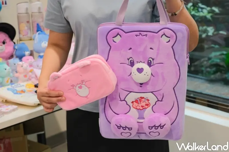 ▲7-11集點Care Bears彩虹熊周邊小物，筆電保護包、絨毛化妝包 2入組、絨毛公仔手機背夾 / WalkerLand窩客島 張人尹 拍攝