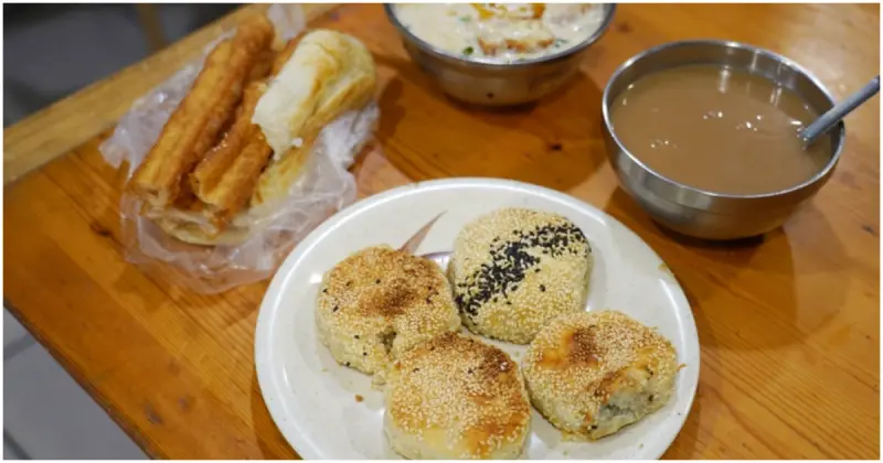 南投中興新村美食推薦！黑狗兄傳統手工餅舖 50年眷村味，燒餅油條、蟹殼黃、鹹豆漿必吃。