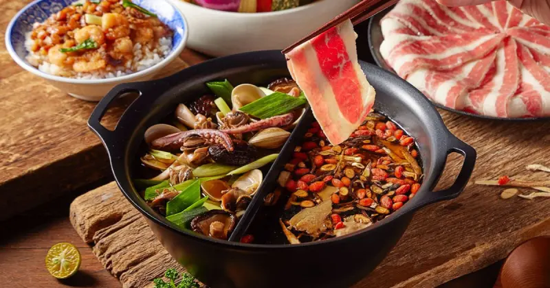 萬客什鍋新莊開了！一人鴛鴦鍋就在新莊萬客什鍋，5折加價優惠揪吃。