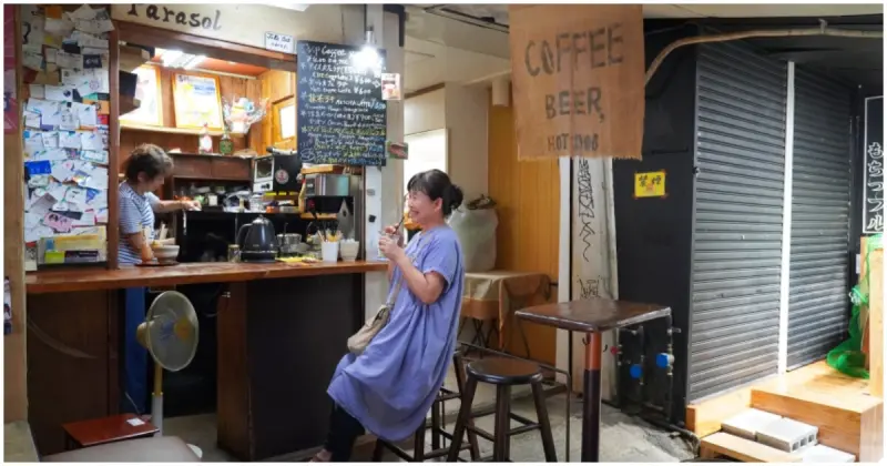 沖繩咖啡廳推薦！Cafe Parasol 藏在牧志市場的一人咖啡吧，當地人的療癒基地。