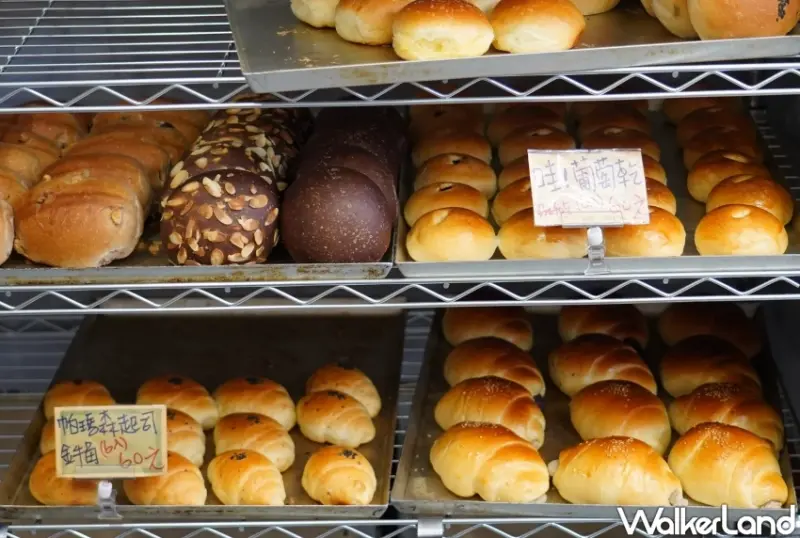 台中麵包店推薦！李家麵包屋 向上市場25年麵包店，銅板價小資族最愛。