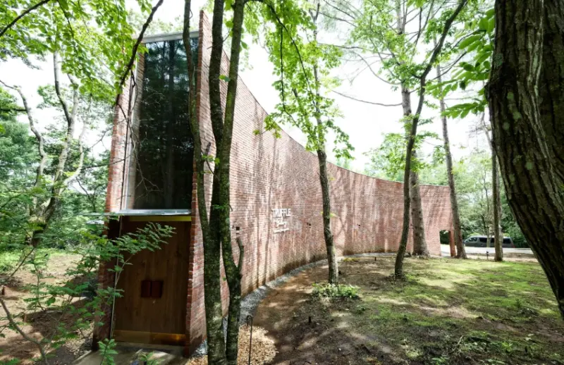 日本超人氣麵包店結合研發室、烘焙坊、咖啡廳於一體，複合型設施插旗山梨南八岳。