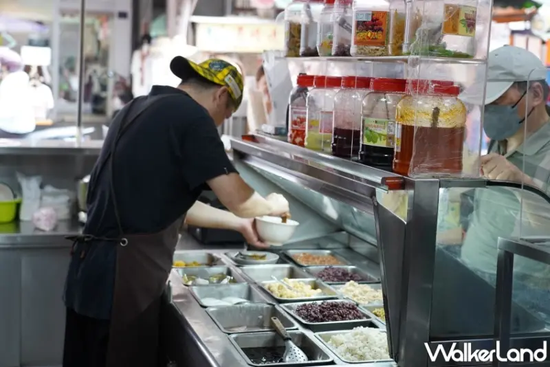 向上市場必吃豆花！30年老字號「向上豆花」，銅板價配料多到滿出碗，宵夜也能吃豆花。