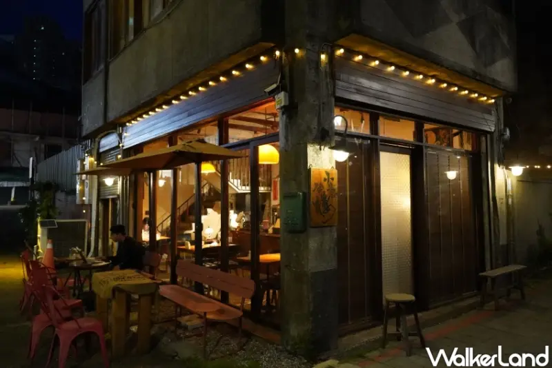 小舊閣樓 Glow！最chill中壢老街溪咖啡廳兼餐酒館，白天喝咖啡夜晚來小酌。