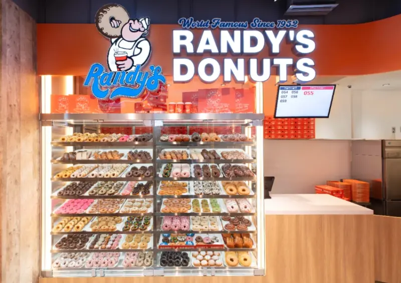 新宿車站必買伴手禮！洛杉磯甜甜圈 Randy's Donuts 插旗東京，鋼鐵人也愛吃、敲碗台灣也要。