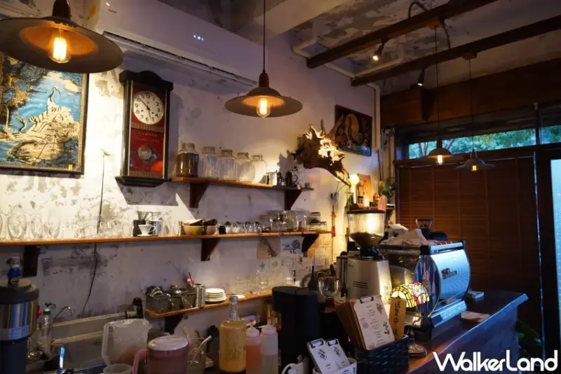 小舊閣樓 Glow！最chill中壢老街溪咖啡廳兼餐酒館，白天喝咖啡夜晚來小酌。