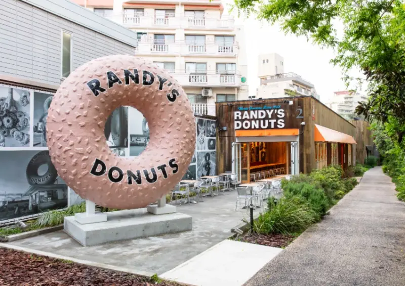 新宿車站必買伴手禮！洛杉磯甜甜圈 Randy's Donuts 插旗東京，鋼鐵人也愛吃、敲碗台灣也要。