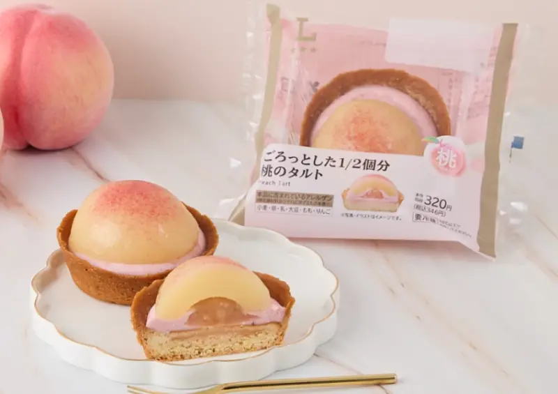 日本超商必買2025！LAWSON 水蜜桃季來了，水蜜桃三明治、半顆水蜜桃塔超狂。