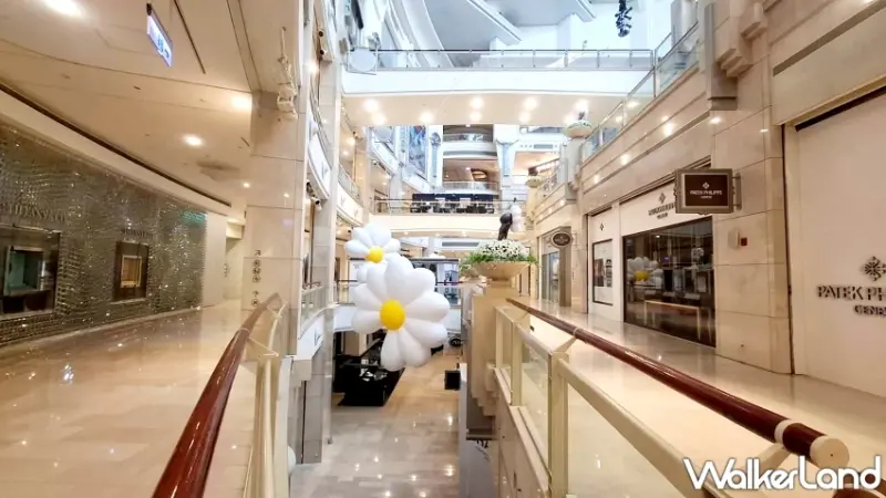 台北101雛菊裝置藝術掛上去了！GD粉絲一定要搶先朝聖拍照。