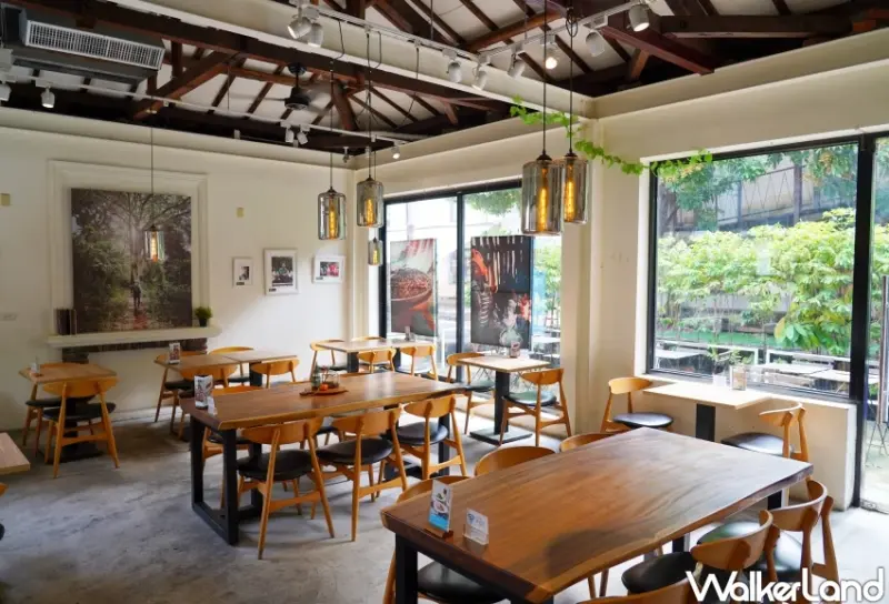 成真咖啡台中審計店！老宿舍變身咖啡廳，審計新村早午餐與下午茶好去處。