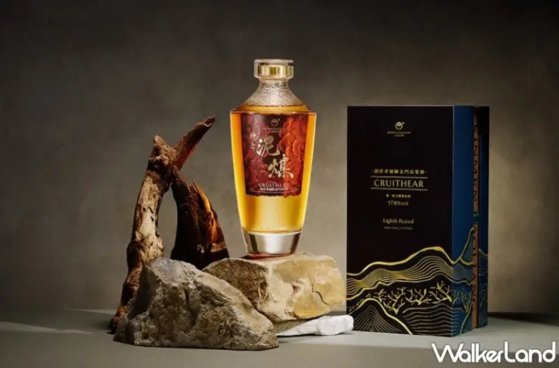 顛覆傳統想像！黑松與金門酒廠聯手打造「創世者紳士泥煤桶陳金門高粱酒」，將威士忌經典泥煤元素完美融入。