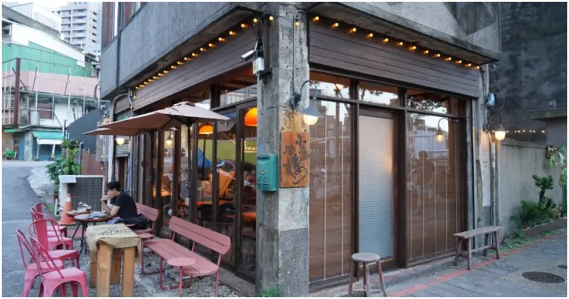 小舊閣樓 Glow！最Chill中壢老街溪咖啡廳兼餐酒館，白天喝咖啡夜晚來小酌。