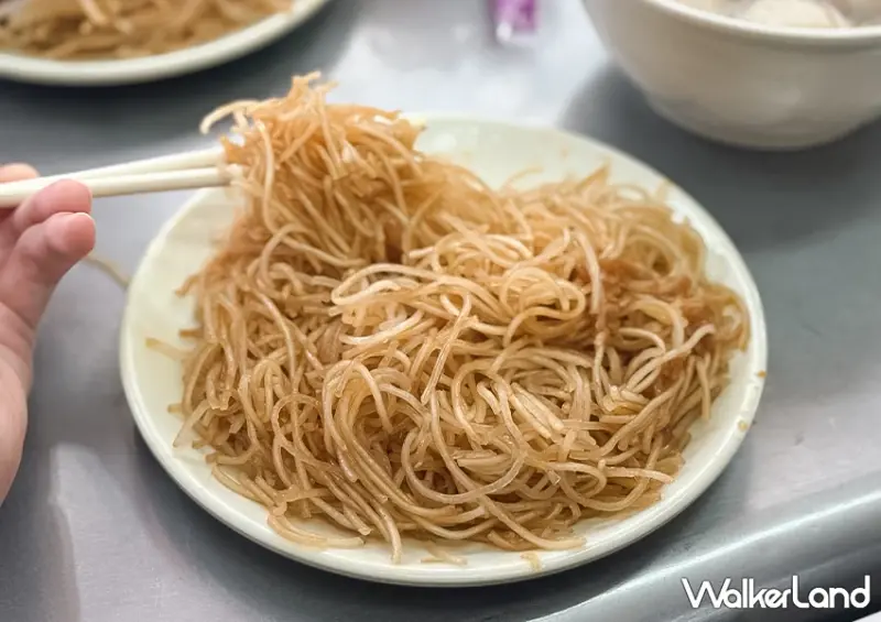 基隆美食推薦！老店豆干包 才不是阿給，銅板價菜單CP值高、米粉炒口感超Q。