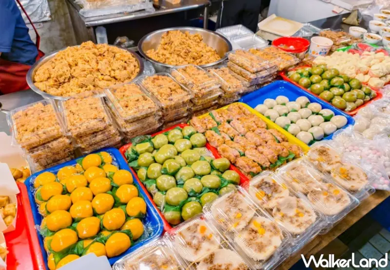 高雄武廟市場美食推薦！雙豪油飯 40年狂賣手作芋粿、草仔粿、菜頭粿、碗粿。