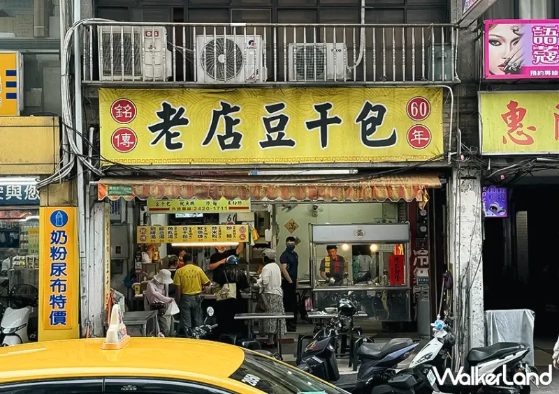 基隆美食推薦！老店豆干包 才不是阿給，銅板價菜單CP值高、米粉炒口感超Q。