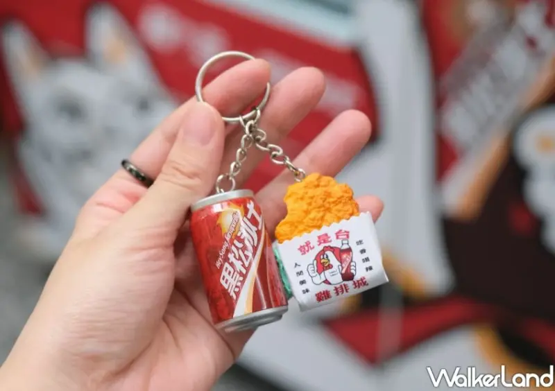 黑松沙士雞排販賣機！貓下去聯名椒麻雞排，買就送超萌盲罐吊飾。