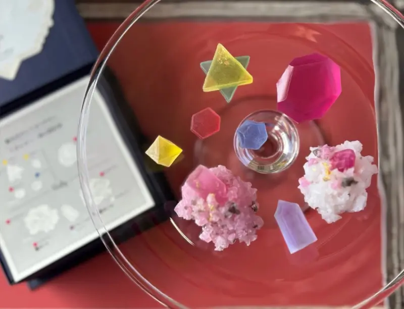 爆紅琥珀糖名店推出7月職人手切寶石誕生紅寶石塔，美到捨不得吃。