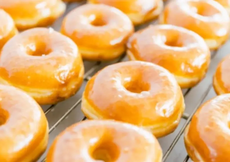 新宿車站必買伴手禮！洛杉磯甜甜圈 Randy's Donuts 插旗東京，鋼鐵人也愛吃、敲碗台灣也要。