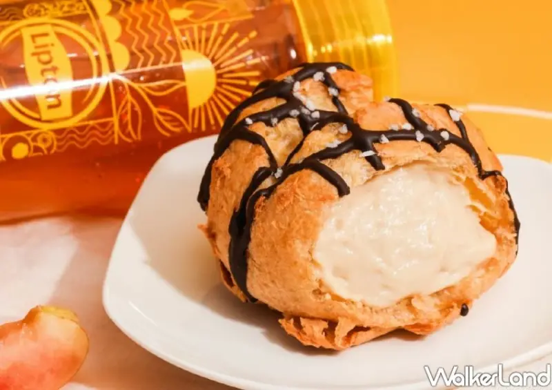 雙連站甜點快閃！爺爺泡芙Ｘ立頓聯名蜜桃泡芙，全新水蜜桃果粒加滿。