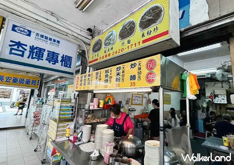 基隆美食推薦！老店豆干包 才不是阿給，銅板價菜單CP值高、米粉炒口感超Q。