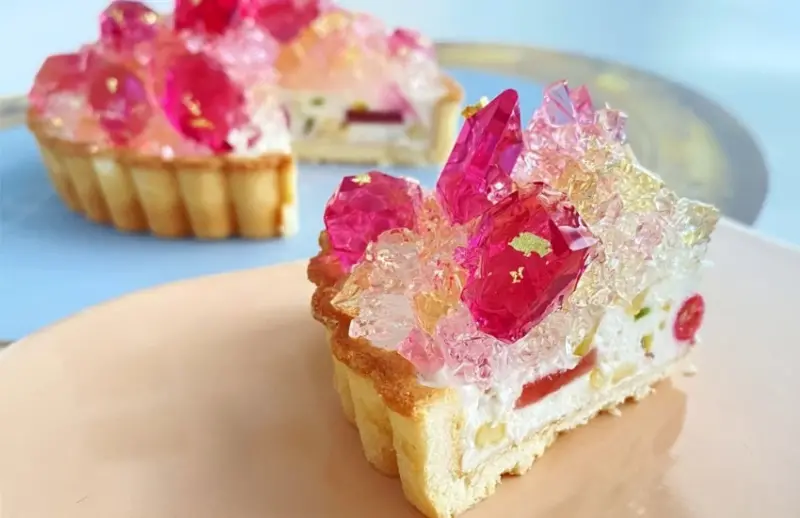 爆紅琥珀糖名店推出7月職人手切寶石誕生紅寶石塔，美到捨不得吃。