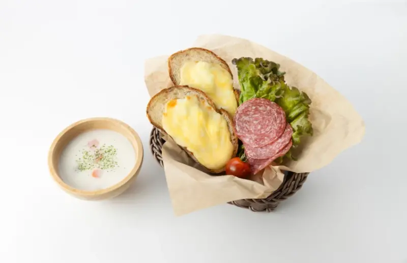 ▲黑麥土司配起司和牛奶湯的美味組合。