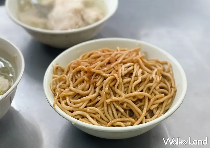 基隆美食推薦！老店豆干包 才不是阿給，銅板價菜單CP值高、米粉炒口感超Q。