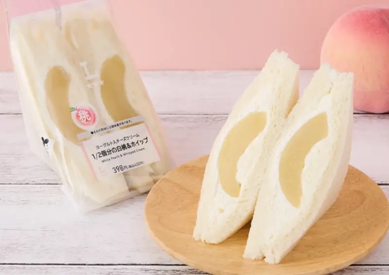 日本超商必買2025！LAWSON 水蜜桃季來了，水蜜桃三明治、半顆水蜜桃塔超狂。