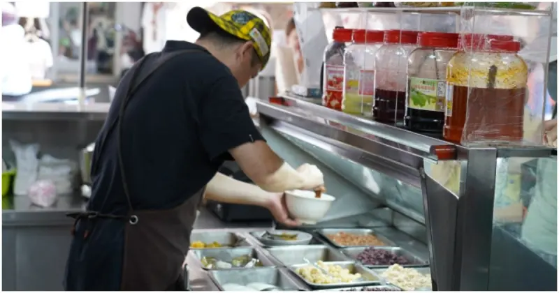 向上市場必吃豆花！30年老字號「向上豆花」，銅板價配料多到滿出碗，宵夜也能吃豆花。