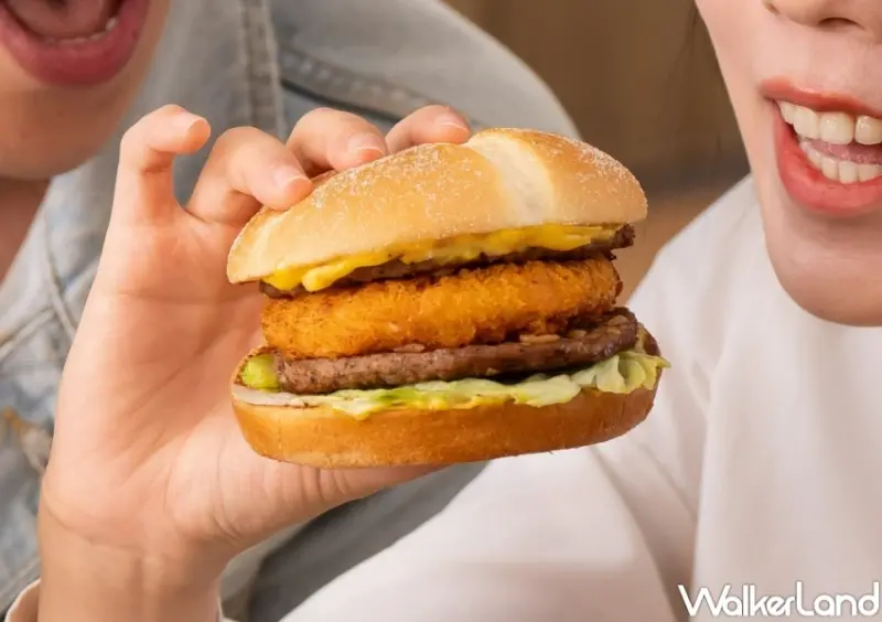 起司控要吃！麥當勞帕瑪森熔岩起司排雙牛堡，爆漿熔岩起司必吃。