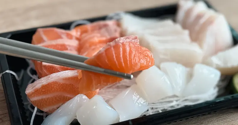 台北生魚片推薦！台北魚市場 濱江漁屋台 一盤只要200元，多種海鮮一次買齊。