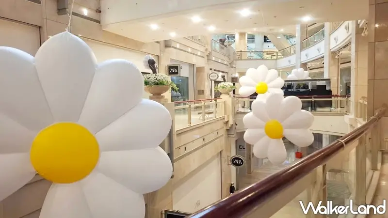 台北101雛菊裝置藝術掛上去了！GD粉絲一定要搶先朝聖拍照。