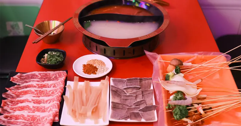 台北宵夜麻辣鍋推薦！嗯雞刀串串香 營業到凌晨5點，一串10元還不吃爆。