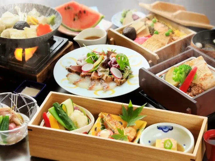 ▲晚餐提供熊本縣產的黑毛和牛陶板燒以及赤牛丼,搭配熊本當地蔬菜。