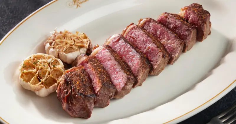 台北喜來登安東廳牛排再進化！頂級乾式熟成攜手經典「三味」技藝，演繹牛排新篇章。