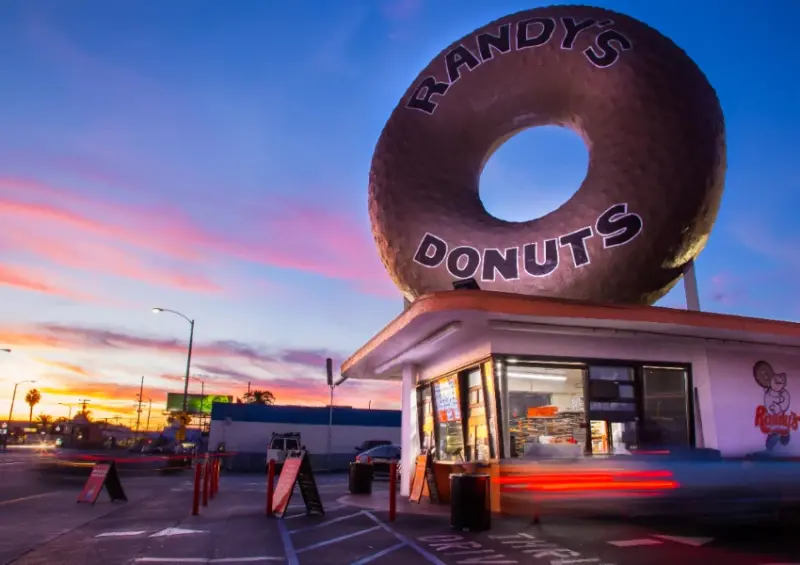新宿車站必買伴手禮！洛杉磯甜甜圈 Randy's Donuts 插旗東京，鋼鐵人也愛吃、敲碗台灣也要。