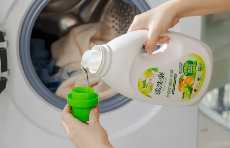 暑假開心戶外出遊，回家面對沾染旅途印記的衣物瞬間心累……怎麼洗才輕鬆又安心？家事達人們秘訣大公開，這樣洗衣不僅好沖好洗還超安心！
