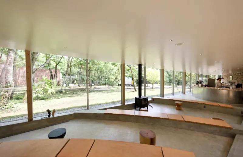 日本超人氣麵包店結合研發室、烘焙坊、咖啡廳於一體，複合型設施插旗山梨南八岳。