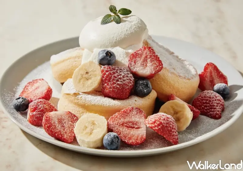 35公分舒芙蕾草莓塔！FLIPPER’S插旗信義區Dream Plaza，台北101造型舒芙蕾草莓塔必吃。